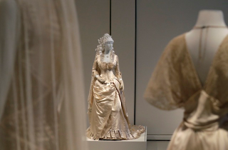 Illustration for article titled Look at All These Ridiculous American Wedding Dresses